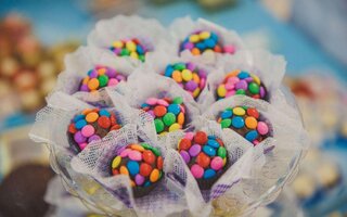 Brigadeiro coberto com confete.jpg