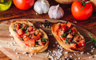 BRUSCHETTA DE TOMATE