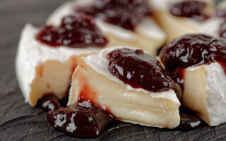 QUEIJO BRIE COM GELEIA DE BLUEBERRIES