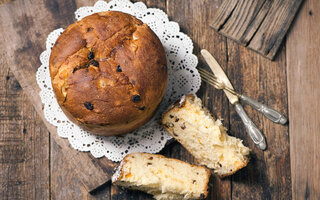 Panetone com iogurte e frutas cristalizadas