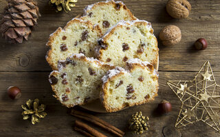 Panetone com cranberries, uva passa e chocolate 70% cacau