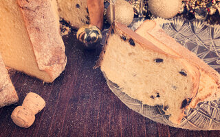 Panetone com blueberry, amêndoas e alfarroba