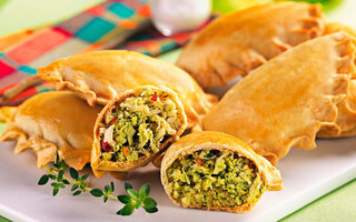 Empanadas de frango com Pesto de Coentro