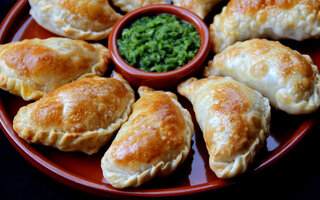 Empanada de Queijo com Cebola Caramelizada