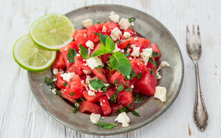 Salada de melancia com queijo de cabra