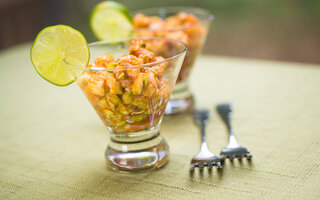 Ceviche de linguado e camarões