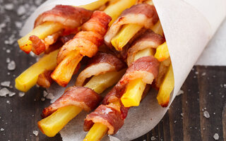 Batata frita enrolada no bacon