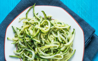 MACARRÃO DE ABOBRINHA COM PESTO DE CACAU