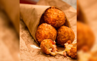 Napoli Centrale - Arancini com ragu de linguiça