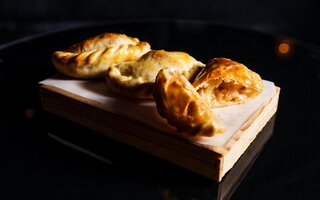 Raiz - Empanadas de camarão com queijo -