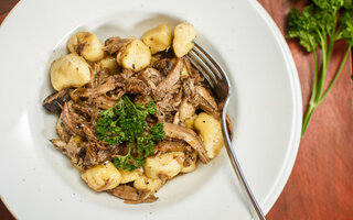 MACARRÃO DE MILHO COM RAGU DE COGUMELOS