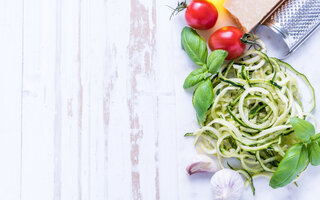 Macarrão de abobrinha com pesto de cacau