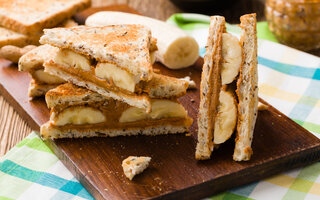Sanduíche de banana com pasta de amendoim