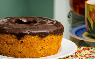 BOLO DE CENOURA COM COBERTURA DE CHOCOLATE