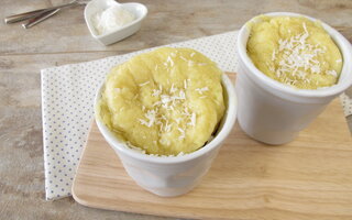 Bolo de coco na caneca