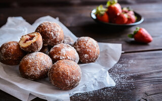 Bolinho de chuva com calda de chocolate com doce de leite e calda fria de morango