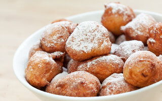 Bolinho de chuva recheado com doce de leite