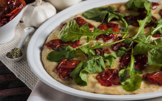 Pizza integral de rúcula com tomate seco