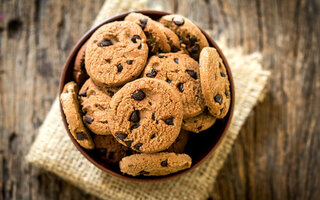 Cookie de baunilha com gotas de chocolate