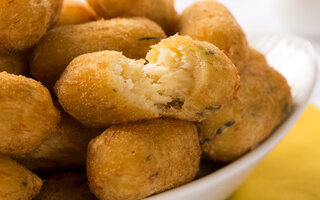 COMER BOLINHO DE BACALHAU NO ESTÁDIO DA PORTUGUESA