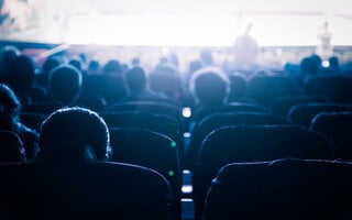 ASSISTIR A UM FILME NO ESPAÇO ITAÚ DE CINEMA