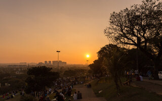 ADMIRAR O PÔR DO SOL NA PRAÇA DO PÔR-DO-SOL