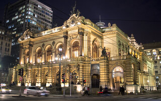 ASSISTIR A UM ESPETÁCULO NO THEATRO MUNICIPAL DE SP