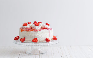 Bolo de morango e creme pâtissière coberto com merengue