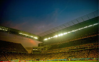 Assistir a um jogo de futebol em um dos estádios da cidade