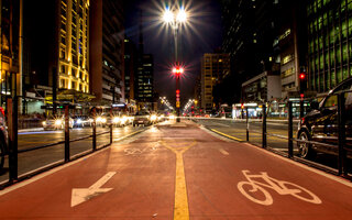 Fazer um passeio noturno pelas ciclovias de São Paulo