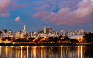 Passear no Parque Ibirapuera durante a noite e ver um show no auditório