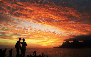 Aplaudir o pôr-do-sol no Arpoador