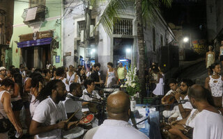 Curtir uma roda de samba na Pedra do Sal