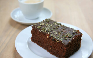 BOLO DE CHOCOLATE COM PISTACHE