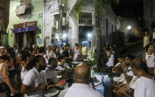 Curtir uma roda de samba na Pedra do Sal