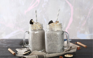 Milkshake de sorvete de flocos com vodka e bolacha Oreo