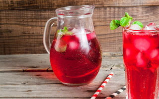 Cachaça com suco de hibisco