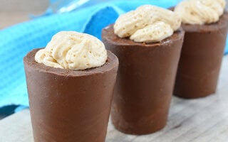 Copinhos de chocolate com sorvete ou mousse de maracujá