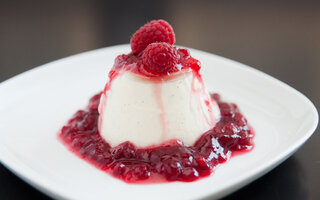 Panna cotta com calda vermelha