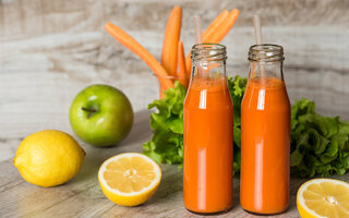 Suco de cenoura, maçã, salsão e gengibre