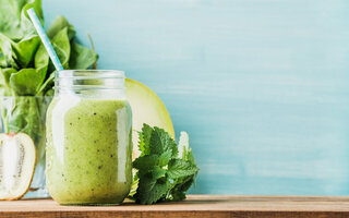 Suco de couve com água de coco e hortelã