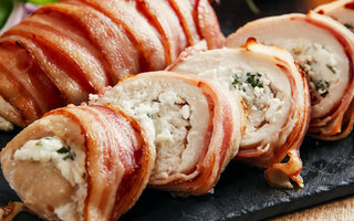 Frango Recheado com Queijo e Enrolado no Bacon