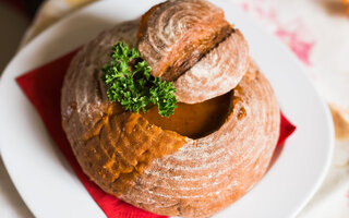 Caldo de Feijão no Pão Italiano