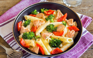 Macarrão com Frango e Vegetais