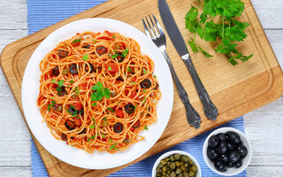 Spaghetti com tomate fresco, azeitona e alho