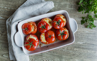 Tomate recheado com quatro queijos