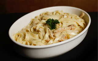 Fettuccine Alfredo com tiras de frango grelhado