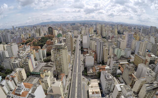 Conferir as megaprojeções nos edifícios ao redor do Minhocão