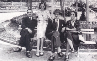 4 - Lygia, Heládio ( irmão) e os pais em Santos (1930).jpg