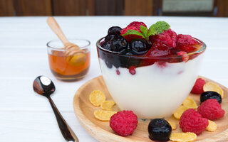 Creminho de Limão com Biscoito e Frutas Picadas